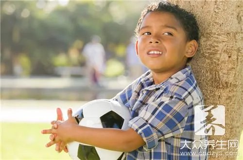 青春期男孩暴躁易怒