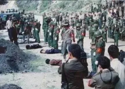死刑犯被枪毙时,为什么要张开嘴巴?