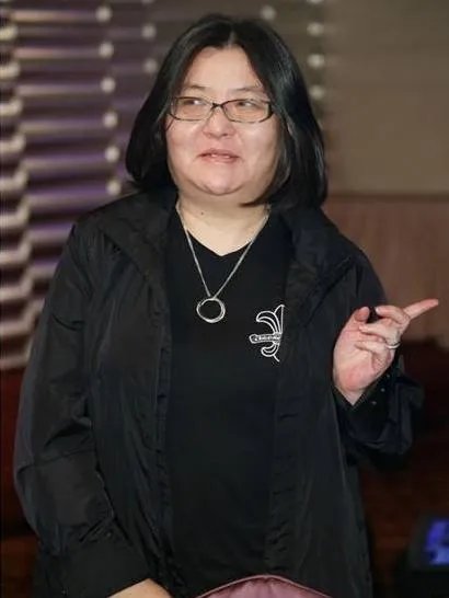 女版向华强邱黎宽:捧红了王菲,解救了林志玲,收养的是谁?