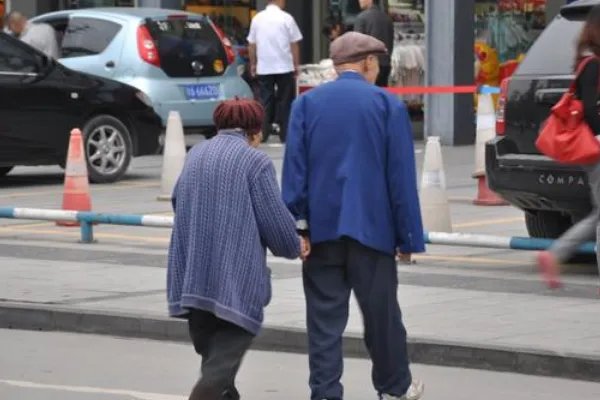 如何看待绿灯为过马路老人多亮了97秒这件事?