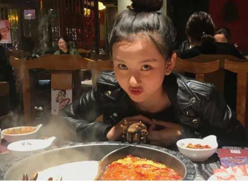 “掉包的速度太快了”,宋祖儿在微博上晒吃螺蛳粉照后为何被这样说?