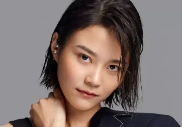 出道16年的岳红女儿,生父是谁现在知道了吗?