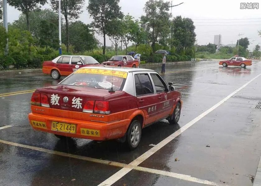 考驾照的价格越来越高 现在学车多少钱?