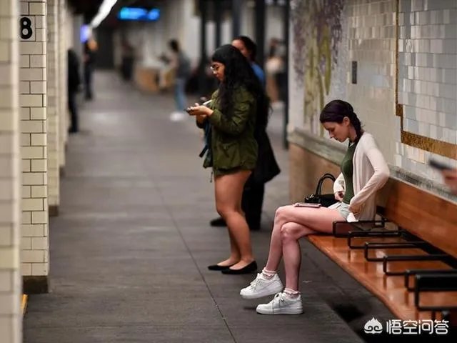 怎样看待地铁无裤日?