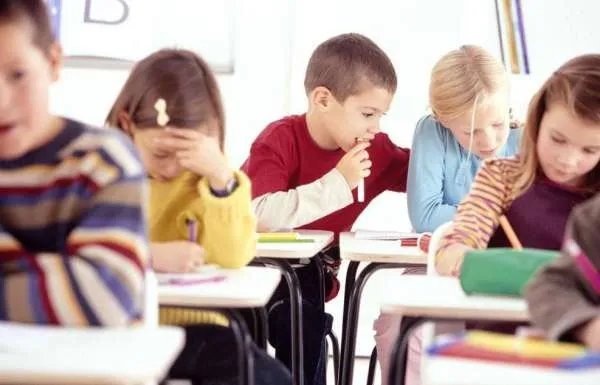 江苏启东3名六年级女生坠楼事件引发关注,该如何教育现在的小孩们?