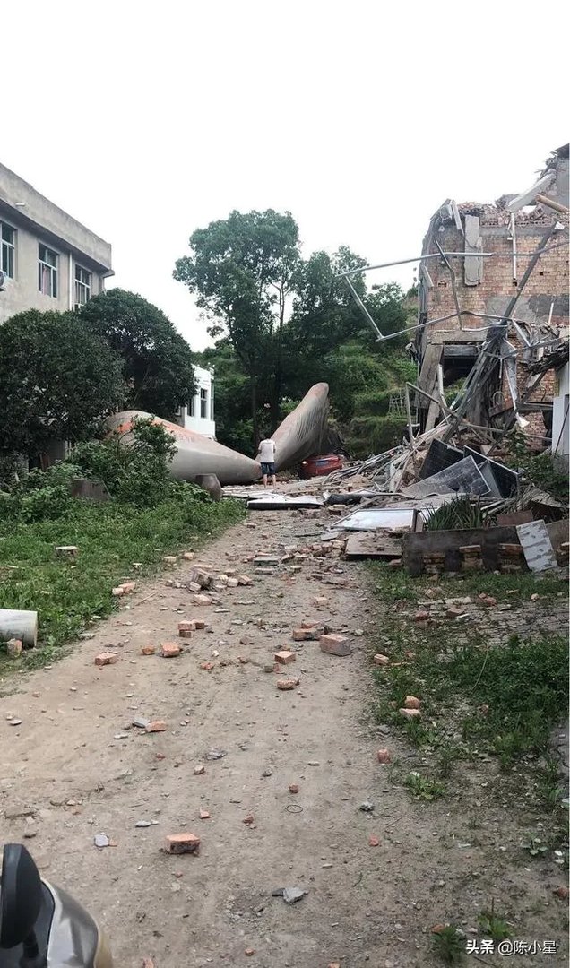 浙江温岭油罐车突发爆炸,汽车被炸飞4层楼高,怎么回事?