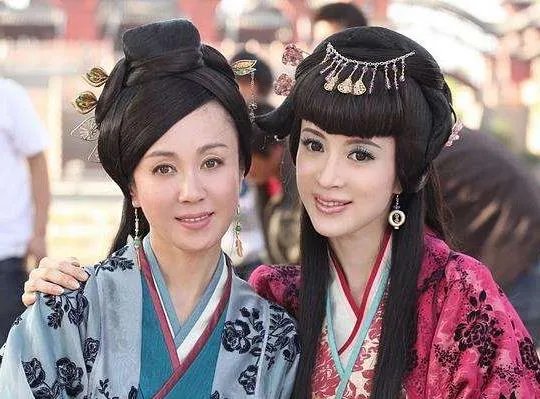 傅艺伟和金巧巧是什么关系:傅艺伟金巧巧对比照太像了