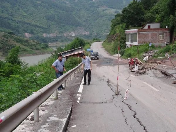 货车侧翻满车iPhone被烧,道路安全隐患到底有多少?