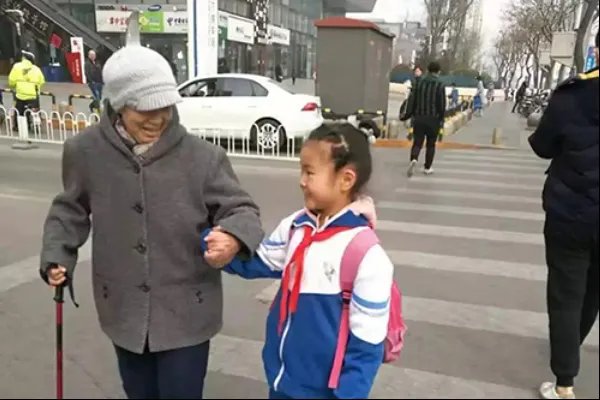 如何看待绿灯为过马路老人多亮了97秒这件事?