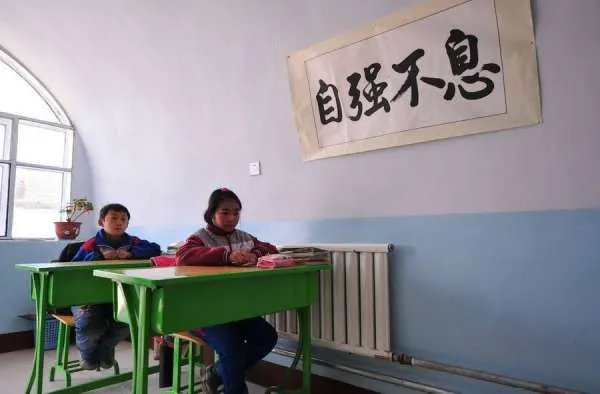 一高中生上课玩手机被退学,此举措是否合理呢?