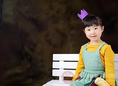 小孩脸上有白色的小块是怎么回事