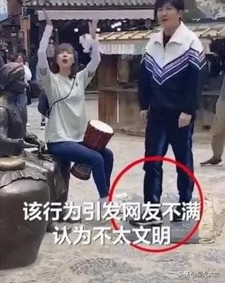 如何看待郭京飞王珞丹坐雕塑踩石碑,被网友吐槽:不文明?