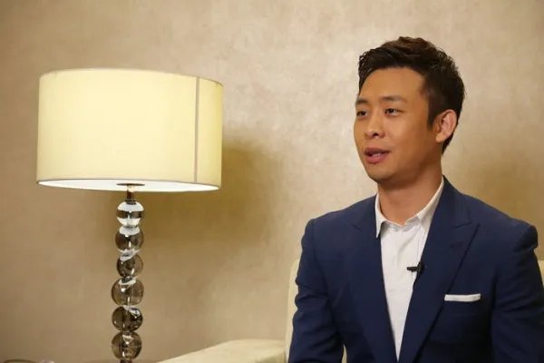 张译在某活动现场被女粉丝飞扑,男星遇到这种事情都是如何应对的?