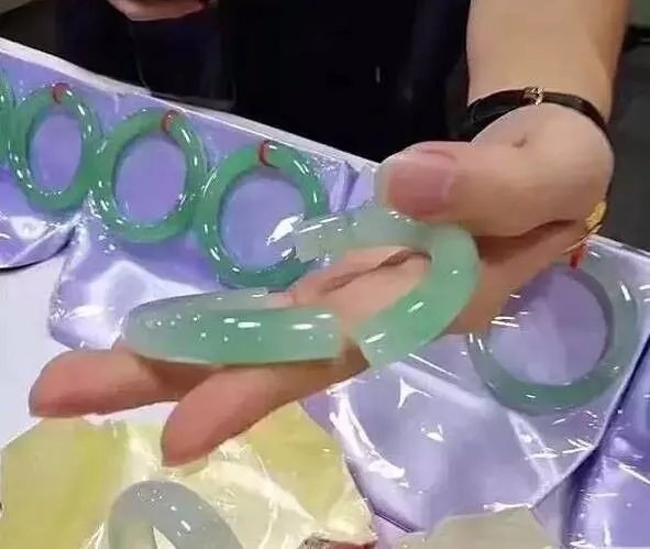 试戴手镯摔碎吓晕商场里哪些商品最好不碰?