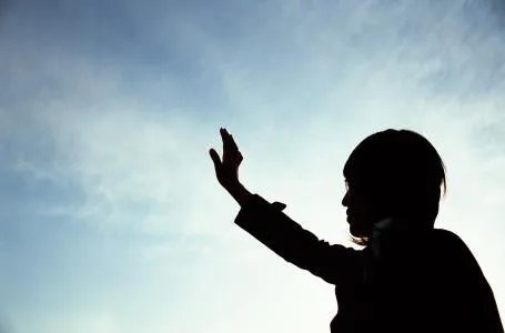 如何看待今天的热门“没人娶我,我就嫁给自己”?