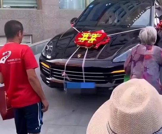 信阳一男子拦婚车讨喜钱被伴郎直接抱走,怎样看待此种婚俗?