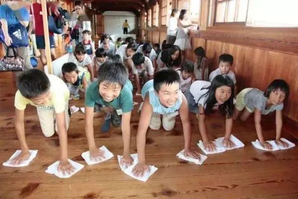 江苏启东3名六年级女生坠楼事件引发关注,该如何教育现在的小孩们?