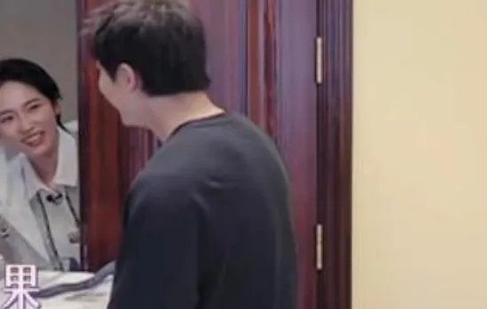 成果突然拜访李佳航李晟,你闻到了哪些尴尬的气息?