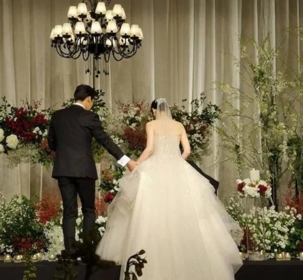 林峯承诺张馨月两年内办婚礼,明星为何结婚后却迟迟不办婚礼?