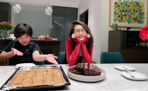 黄磊晒多多做蛋糕 网友:乖巧漂亮但有点成熟(图)