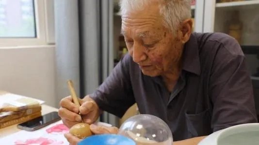 如何看待退休老师用鸡蛋刻金陵十二钗的这件事？