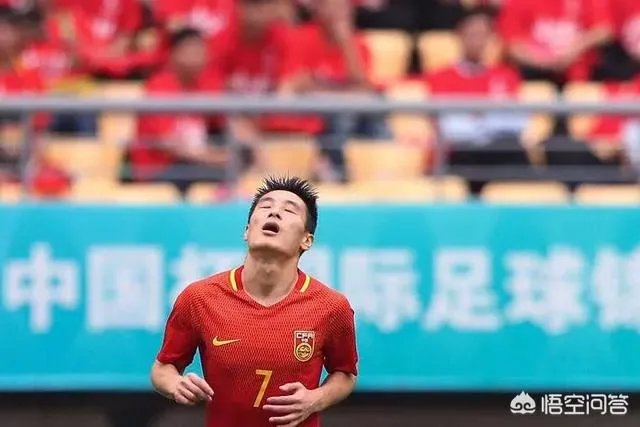 代表中国!武磊每场比赛都背着国足背包,你怎么看?