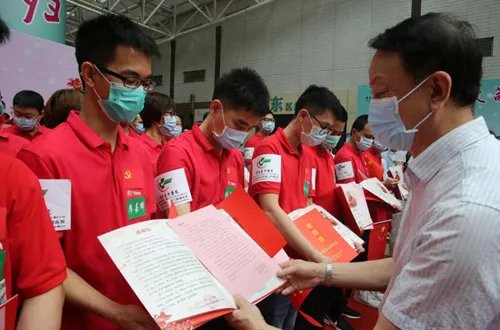 “德叔”回家啦!广东省中医院援助湖北医疗队88名英雄全体平安返院