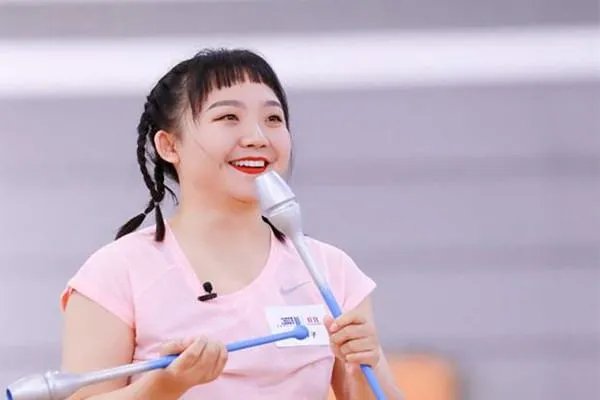 辣目洋子的本名李嘉琦，这两个名字哪一个更容易让人记住？