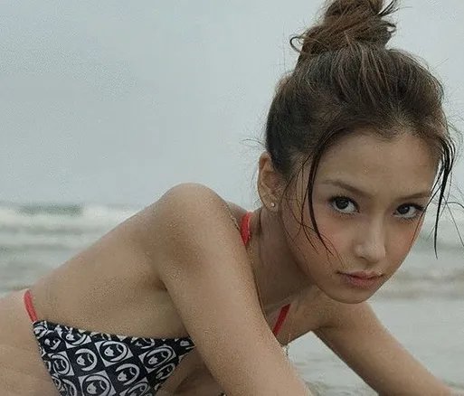 杨颖不雅照曝光 揭秘黄晓明摸杨颖的胸
