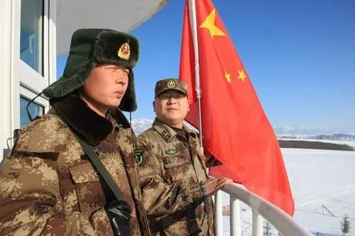 国庆节奶奶偷偷探望执勤孙子,这一幕有没有让你落泪?