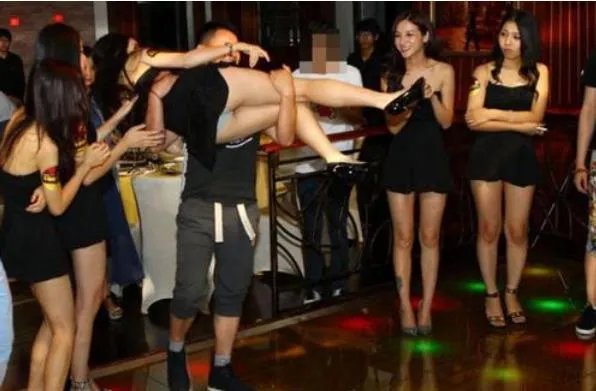 showgirl游艇门过程及内部照片：不堪入目的互动场面