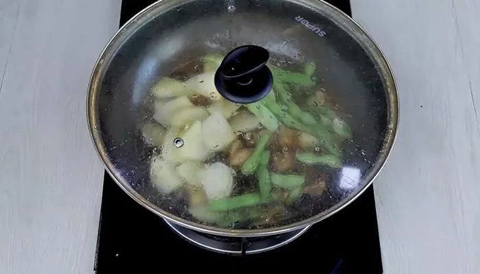 土豆炖鸡块的家常做法 土豆炖鸡块的做法