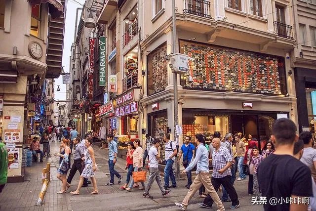 人来人往非常热闹是什么词语?