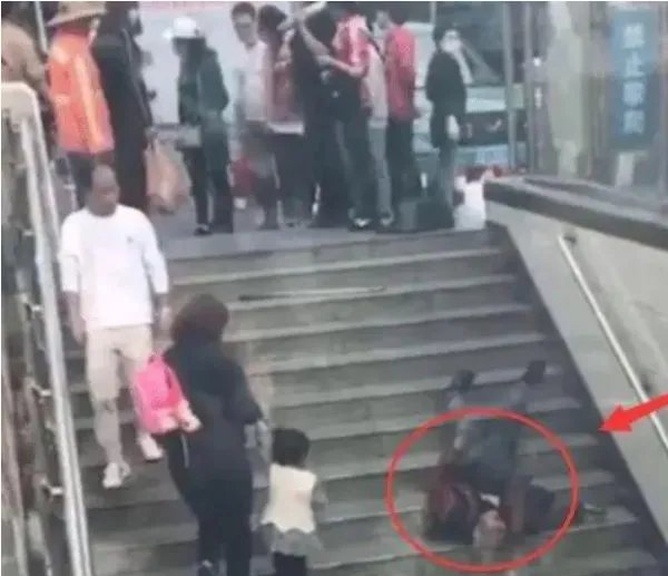 老人倒地抽搐，过往路人无人搀扶，这种社会风气都是老人自己造的吗？