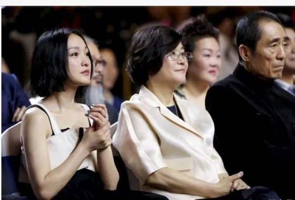 杨幂晒与周迅李少红的罕见合影,这三个娱乐圈女强人有什么缘分和交集?