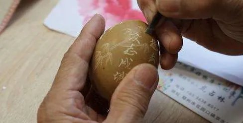 如何看待退休老师用鸡蛋刻金陵十二钗的这件事?