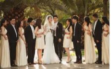 信阳一男子拦婚车讨喜钱被伴郎直接抱走,怎样看待此种婚俗?