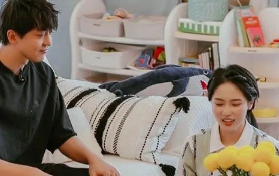 成果突然拜访李佳航李晟,你闻到了哪些尴尬的气息?